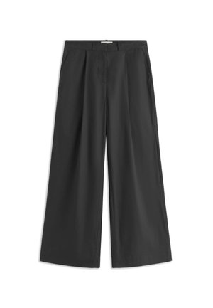 Čierne nohavice so širokými nohavicami, prednými záhybmi, bočnými vreckami a pásom so skrytým zapínaním na gombík a zips.