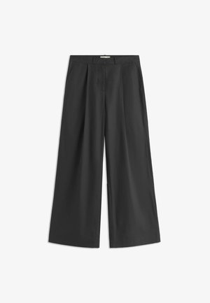 Čierne nohavice so širokými nohavicami, prednými záhybmi, bočnými vreckami a pásom so skrytým zapínaním na gombík a zips.