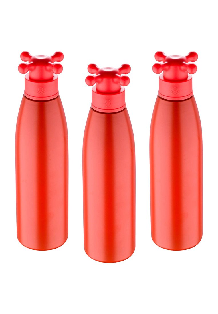 Tre bottiglie d'acqua in alluminio rosso con basi arrotondate, forme cilindriche eleganti e coperchi texturizzati distintivi che ricordano un design a croce.