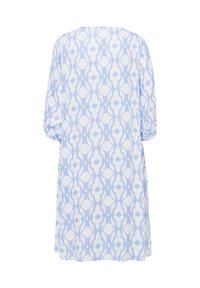 Helles blaues Kleid mit einem geometrischen weißen Muster. Mit dreiviertel Ärmeln, einem gerundeten Ausschnitt und einer lockeren Passform. Glatte Textur.