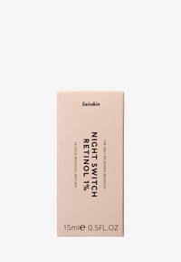 Retinol-Creme in einer hellrosa Verpackung mit schwarzem Text. Zu den Merkmalen gehören der Produktname, Anwendungshinweise und Volumenangaben.