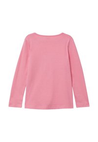 Koszula z długim rękawem w miękkim, różowym materiale z okrągłym dekoltem i rozcięciami po bokach. Gładka faktura, prosty design, brak widocznych wzorów czy akcentów.