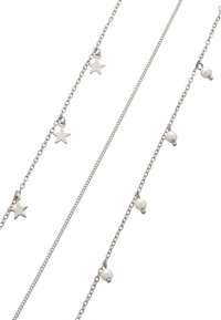Collar de cadena de plata que presenta pequeños acentos de estrella y perla, con diseños alternos de estrellas y cuentas esféricas a lo largo de su longitud.
