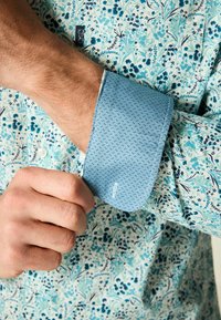 Next EASY IRON PRINTED OXFORD REGULAR FIT - Srajca - white blue ditsy floral