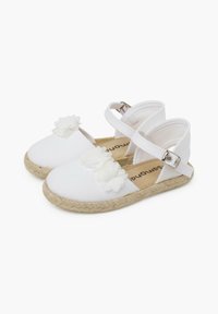 Witte canvas espadrilles met bloemenaccenten, jute touwzool, verstelbare enkelband en een gladde textuur. Vlak ontwerp geschikt voor casual draag.