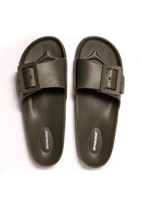 Chanclas de goma verde oscuro con una correa ancha que presenta una hebilla rectangular, plantillas texturizadas y un logotipo sutil en la suela.