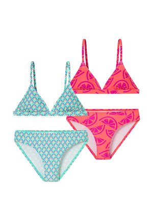 Twee dames driehoekbikini’s naast elkaar, één met een blauw regenboogpatroon en de andere met een roze patroon van schijfjes citrusfruit.