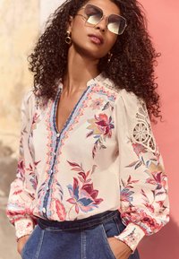 Love & Roses PETITE FIT - DETAIL NOTCH NECK LONG SLEEVE  - Pogājama blūze - pink floral