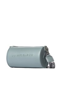 Borsa a mano rotonda di colore azzurro chiaro, realizzata in materiale liscio, con logo a rilievo, hardware argentato e una tracolla a strisce in contrasto.