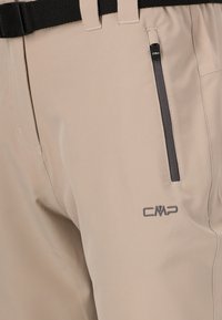 Beige shorts lavet af letvægtsstof, med en sort linning, sidelomme med lynlås og CMP-logo i grå broderi.