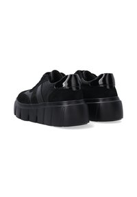 Schwarze Sneakers mit einer dicken Plattformsohle, die eine Mischung aus Wildleder und glänzenden Materialien aufweisen, runder Form und minimalistischem Design.