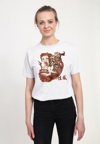 Vit bomullströja med en stor flerfärgad grafik av en tjej med en drake, tryckt i intrikata detaljer, med röda accenter.