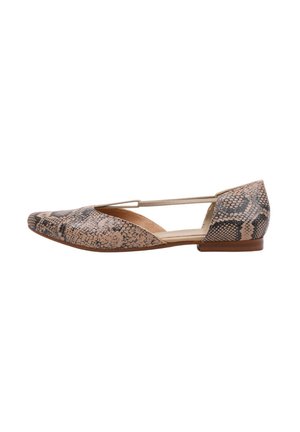 Chaussure plate à motif serpent en beige et brun, avec un petit talon et un design découpé. Le matériau semble texturé avec un intérieur lisse.