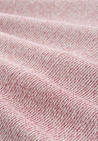 Textil mit einer gewebten Struktur, das ein pink-weißes Streifenmuster aufweist. Der Stoff hat ein weiches, leicht strukturiertes Aussehen.