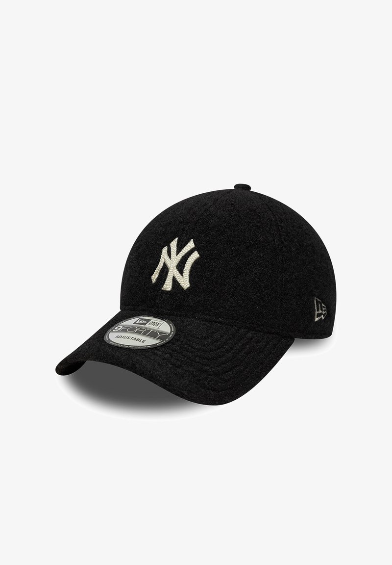 Μαύρο ρυθμιζόμενο καπέλο New York Yankees με λευκή κεντημένη λογότυπο και καμπυλωτό γείσο, με αυτοκόλλητο στην κορυφή του γείσου.