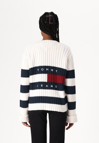 Tommy Jeans FLAG - Chaqueta de punto - ancient white