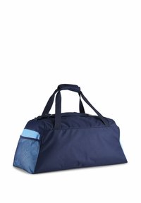 Bolsa de deporte tipo duffle en color azul marino con acentos azules, fabricada con un material duradero. Cuenta con dos asas superiores y un bolsillo lateral de malla para ventilación.