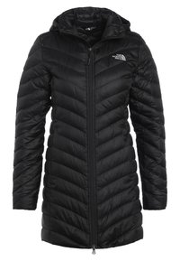 Czarna pikowana długa puchowa kurtka z kapturem, pełnym zamkiem z przodu i logo The North Face na lewej piersi.