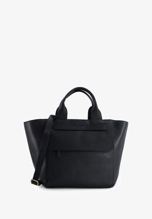 Sort læder tote taske med to hanke og en aftagelig skulderrem. Har en frontlomme og prægede brandlogo foran.