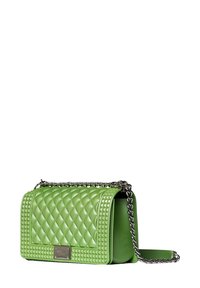 Borsa a tracolla verde trapuntata con forma strutturata, dotata di una tracolla a catena, dettagli texturizzati e una placca metallica con logo sul fronte.