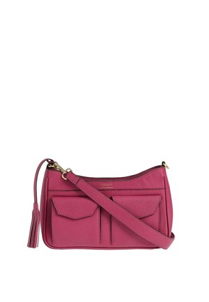 Sac bandoulière en cuir rose avec deux poches à rabat à l'avant, bandoulière réglable, détail pompon et quincaillerie de couleur dorée.