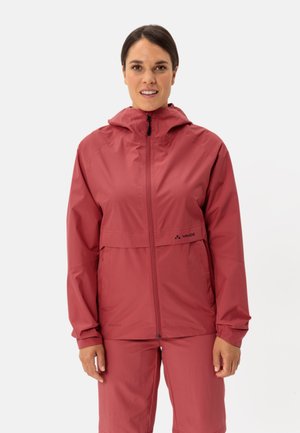 Giacca leggera da pioggia rossa con cappuccio, chiusura a zip e polsini elasticizzati. Presenta un leggero logo sul petto e una texture liscia.