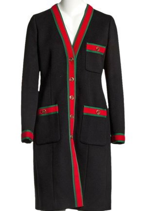 Cardigan long noir avec bordures rouges et vertes au col, aux poignets, aux poches et à la patte de boutonnage, avec des détails de boutons dorés sur le devant et les poches.