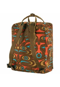 Brauner Rucksack mit lebhaftem abstraktem Muster in Orange, Blau und Beige. Verfügt über zwei Rucksackgurte und einen Tragegriff oben. Strapazierfähiger Stoff.