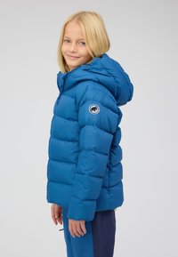 Blaues Winterjacke mit Kapuze, mit einem gesteppten Design und elastischen Bündchen. Enthält ein Logo-Patch auf dem linken Ärmel.