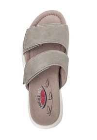 Twee-bandige slide sandaal in grijs suede; gevoerde binnenzool met logodetail; witte rubberen zool; open teenontwerp, geschikt voor casual gebruik.
