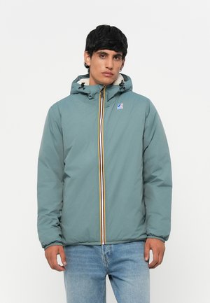 Teal lett jakke med glidelås foran, hette med snorer og flerfarget stripe nedover i midten. Mykt teksturert materiale.