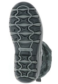 Grijze rubberen laarzenzool met diepe loopprofielen, gekenmerkt door een camouflage textuurontwerp en het woord "ANTARCTICA" in reliëf.