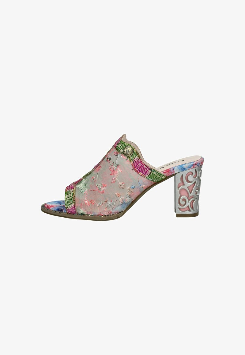 Mule z otwartym palcem z przezroczystą górą w kwiatowy wzór, akcentowana intensywnie zielonymi i różowymi siatkami oraz dekoracyjnym wycięciem w obcasie.