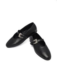 Zwarte leren schoenen met een ronde neus, enkelbandje en zilveren gespdetail. Gladde textuur en een minimalistisch ontwerp.