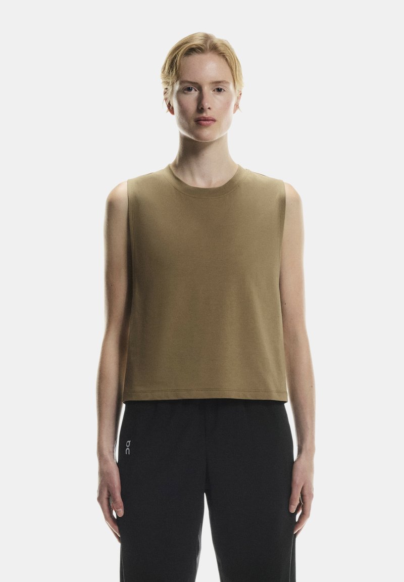 Strihaný bezrukávový top v olivovo zelenej bavne, s okrúhlym výstrihom a voľným strihom, spárovaný s čiernymi nohavicami na gumu s logom.