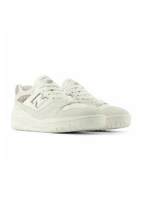 Weiße Sportschuhe mit Wildlederstruktur, Schnürdesign und einem auffälligen "N"-Logo. Verfügt über eine solide Gummisohle und gemusterte Akzente.