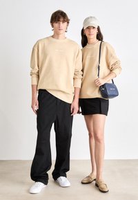 Tommy Jeans CLASSIC CREW UNISEX - Sweatshirt - gentle gold