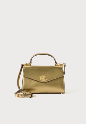 Bolsa metálica dourada com um design estruturado, alça superior, tira de ombro destacável e hardware em dourado com logotipo na frente.