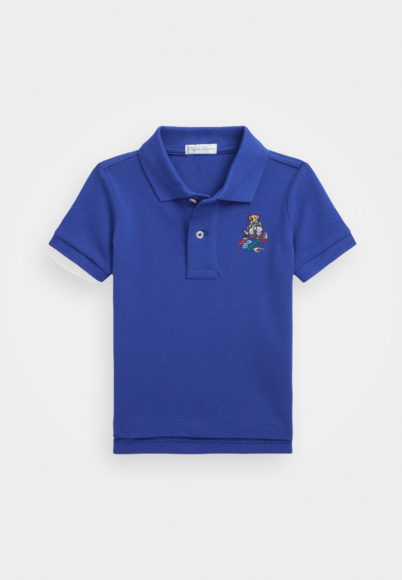 Polo bleu à manches courtes avec col et deux boutons, comportant un petit ours brodé tenant du matériel de sport sur la poitrine gauche.