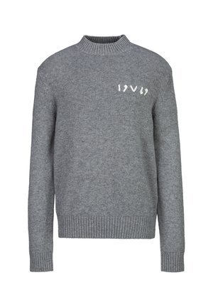 Grauer Strickpullover mit gerippten Bündchen, Saum und Kragen, mit einem kleinen weißen bestickten Design auf der linken Brust.