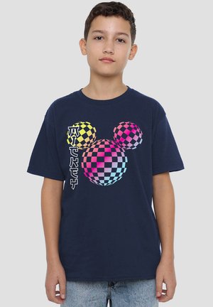 Marineblaue T-Shirt aus Baumwolle mit einem bunten Schachbrettmuster in Gelb, Pink und Blau, mit dem Text "Mickey."