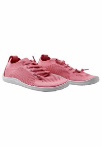 Sneaker rosa in rete con upper testurizzato, lacci elastici e suola in gomma bianca, caratterizzati da un design aerodinamico e da una linguetta sul tallone.