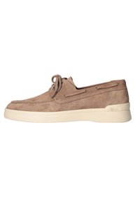 Scarpe da barca in suede marrone con design allacciato, dotate di suole in gomma beige e cuciture a contrasto lungo i bordi per un tocco di dettaglio.