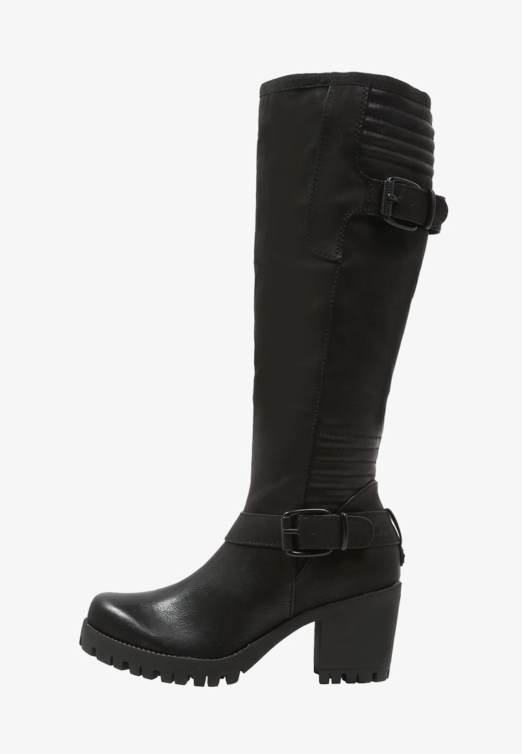 Botte noire montante avec une finition en cuir lisse, des panneaux texturés, une sangle à boucle ajustable et un talon chunky avec des profondes rainures.