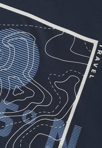 Marinefarvet stof med et design, der indeholder blå stribede og ensfarvede cirkler, hvide konturlinjer og tekstelementer. Trykket er centreret og fremtrædende.