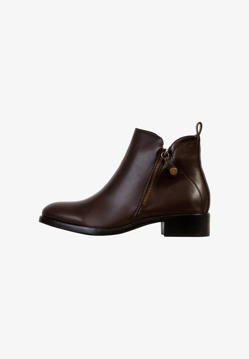 Brun læder ankelstøvle med et strømlinet design, sidezipper detajle, lav blokhæl og en strop bagpå for nem påtagning.