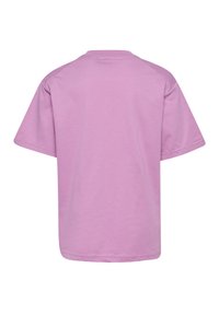 Kurzarm-T-Shirt in lockerem Schnitt aus helllila Baumwolle. Glatte Textur mit Rundhalsausschnitt und ohne sichtbare Drucke oder Verzierungen.
