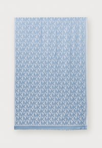 Écharpe bleu clair avec un motif répétitif de logos "MK" entrelacés, terminée par un bord frangé. Plusieurs textures sont présentes tout au long.
