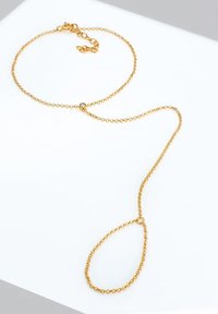 Collar de cadena de oro con un diseño delicado. Presenta pequeños eslabones redondos y un colgante en forma de lágrimas. Cierre ajustable para un mejor tamaño.