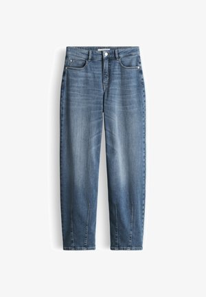 Jeans in denim blu con tasche frontali, passanti per cintura, chiusura con bottone e fessure verticali cucite vicino agli orli inferiori di ogni gamba.